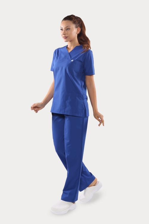 Damska bluza medyczna z krótkim rękawem, dekoltem w serek, kieszeniami po bokach - kolor niebieski