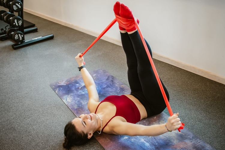 Taśma do ćwiczeń yellowFLAT Band TPE, czerwona. Opór 2-4 kg