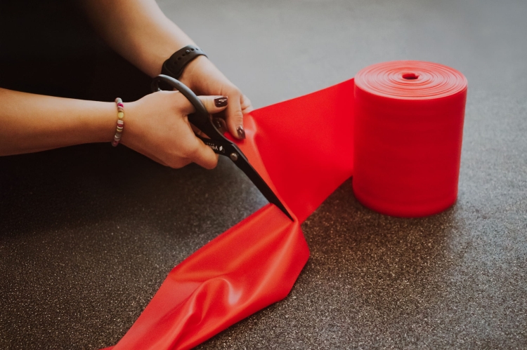 Taśma do ćwiczeń yellowFLAT Band TPE, czerwona. Opór 2-4 kg