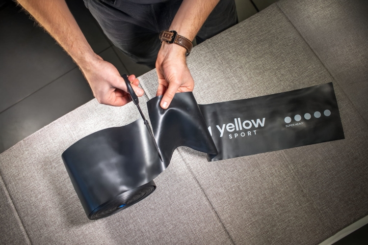 Taśma rehabilitacyjna yellowFLAT Band TPE, czarna. Opór 12-15 kg