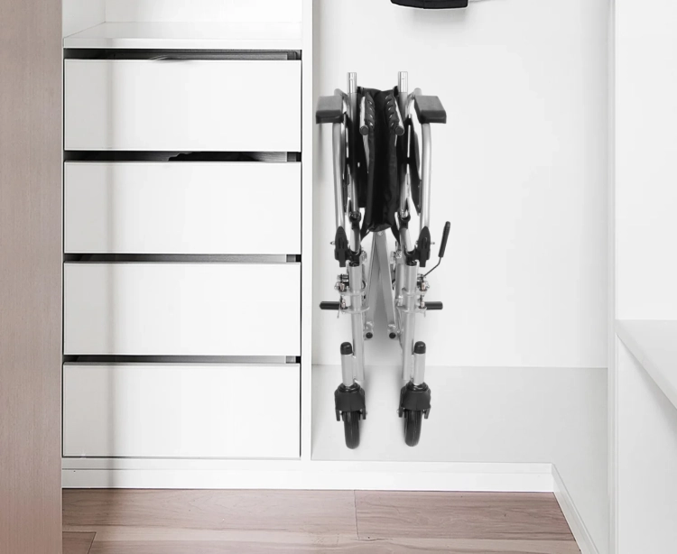 Lekki wózek inwalidzki z łamanym oparciem i odpinaną tapicerką Premium-Tim